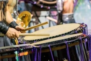 Музика с барабани: От ретро парчета до съвременни ритми
